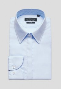 Jasnoniebieska koszula z kołnierzykiem wykonana z gładkiego materiału, z guzikiem na przodzie i pojedynczym guzikiem przy mankiecie lewej rękawa.