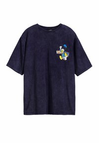 Námořnická modrá bavlněná tričko s volným střihem, se barevným grafikou Káčera Donalda a textem na levé přední straně.