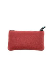 Pochette con zip in pelle rossa texturizzata, con zip nera e tirazip con accenti blu, esposta su uno sfondo bianco.