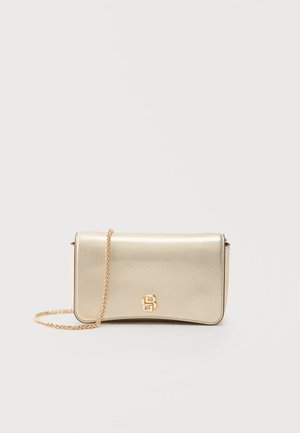 Malá obdĺžniková zlatá kovová kabelka s reťazovým popruhom a dekoratívnym zlatým logom "B" na prednom chlopni.