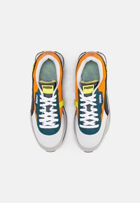 Puma FUTURE RIDER PLAY ON UNISEX - Sapatilhas - puma white/vibrant orange/harbor mist