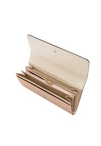 Cartera de cuero rosa con forro beige, que cuenta con múltiples ranuras para tarjetas, un bolsillo con cremallera y un cierre a presión. Exterior texturizado.