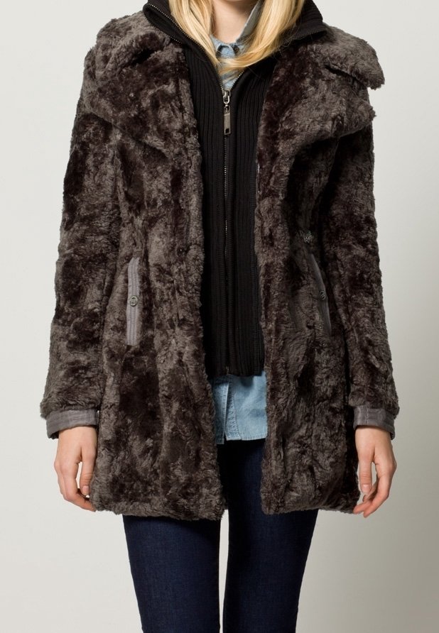 Abrigo de piel sintética gris oscuro con superficie texturizada y suave, cuello extragrande y detalles en gris. Cuenta con cierres de botones y bolsillos laterales.