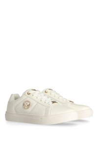 Vita sneakers med en strukturerad vadderad mönster och guldaccenter. Har vita snören, en platt gummisul och logotypdetalj på sidan.