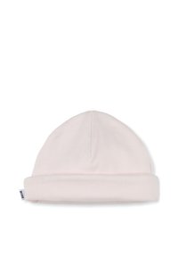 Bonnet en tricot côtelé rose clair avec un revers, présentant une petite étiquette sur le côté. Texture lisse, forme arrondie en haut.