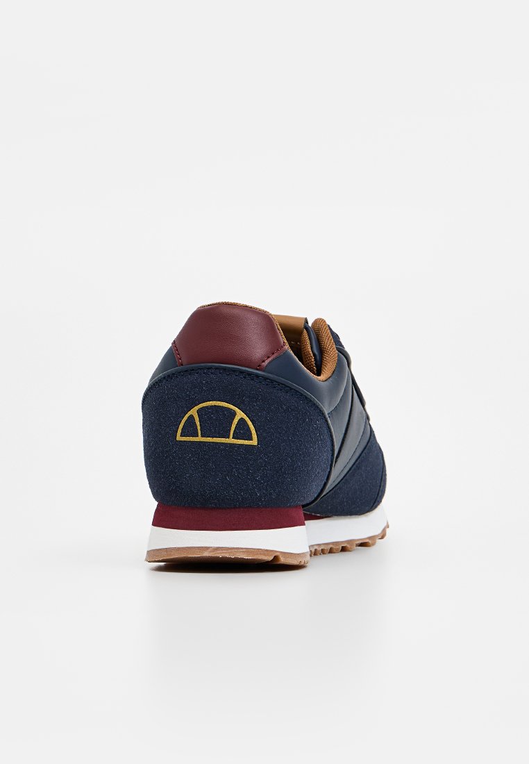 Granatowe sneakersy z teksturowaną cholewką, burgundowymi akcentami i gumową podeszwą. Posiadają złote logo na pięcie i brązowe sznurowadła.