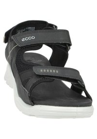 Svart Ecco-sandaler med justerbara remmar, vadderad sula, texturerat övermaterial, vit ytterfåra och subtil logotypdetalj.