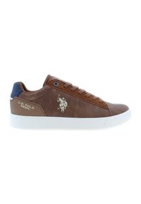 Sneaker in finta pelle marrone con suola bianca, design con lacci, accento blu sul tallone e logo ricamato di lato. Dettaglio di superficie texture.