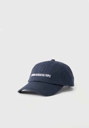 Marineblaue Baseballkappe mit weißer Stickerei des Textes "WORN FOR BEAUTIFUL PEOPLE" auf der Vorderseite, präsentiert vor einem schlichten Hintergrund.