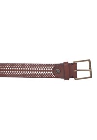 Ceinturon en cuir marron avec un design perforé, doté d'une boucle en laiton et d'une sangle réglable avec un seul trou pour le verrouillage.