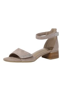 Beige Wildleder-Sandalette mit offener Zehenpartie, Knöchelriemen und Blockabsatz. Weist ein dekoratives Band aus Strasssteinen über dem Blatt auf.