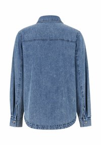 Džinsa krekls, gaiši zils, garas piedurknes, pogātu ieliktņi, klasiskā apkakle, izliekts apakšmalas, maigi izbalējusi tekstūra, attēlots aizmugures skats.