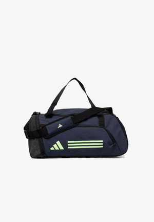 Borsa da sport duffel blu scuro con manici neri e logo Adidas verde con tre strisce sul lato, più tracolla regolabile.