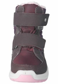 Bota de invierno morada y rosa con un puño acolchado, correas de velcro ajustables, suela de goma y parte superior de tela texturizada.