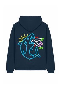Un sweat à capuche bleu marine arborant un grand graphique de requin coloré avec des accents néon, comprenant un soleil et divers objets dans la bouche du requin.