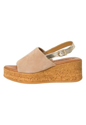 Beige ruskindsplatformsandaler med korkvokset sål og justerbart slingback-stropp i guld.