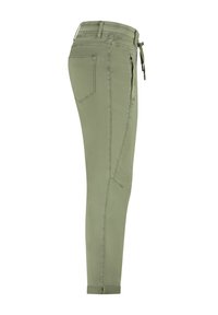 Olijfgroene cargobroek met een slim fit, voorzien van een trekkoord in de taille, zijvak met rits en opgerolde zoomdetails. Gemaakt van zachte stof.