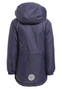 Granatowa zimowa kurtka dziecięca z kapturem, elastycznymi mankietami, odblaskowymi lamówkami na ramionach oraz odblaskowym logo pszczoły w pobliżu dolnego szwu z tyłu.