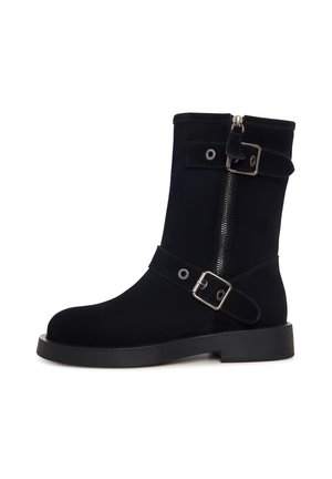 Cizma ankle din suede negru, cu vârf rotund, fermoar lateral și două curele ajustabile cu catarame metalice. Talpă plată din cauciuc.