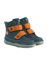 Kinderstiefel mit einem Obermaterial aus dunkelblauem Teefarben, orangefarbenen Klettverschlüssen und einer hellgrünen Gummisohle. Mit einem Hasenlogo und wasserdichtem Design.