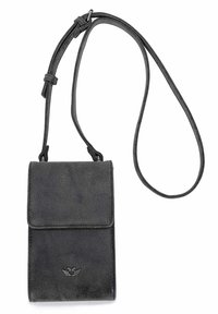 Borsa a tracolla nera in pelle con chiusura a pattina, tracolla regolabile, superficie liscia e logo embossato sul davanti. Forma compatta e rettangolare.
