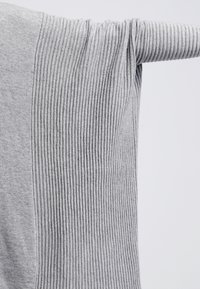 JUST FEMALE Stickad tröja - mottled grey