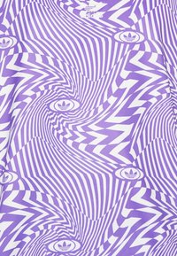 Lila tyg med ett svagt optiskt illusionmönster i vitt, med upprepade små Adidas-logotypdetaljer. Slät textur, djärv design.