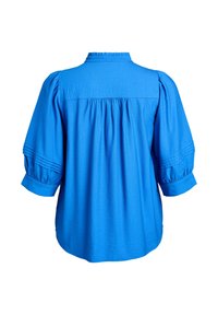 Sinine pluus kroogitud seljaga ja paftvarrukatega. Omadusteks kõrge krae ja pehme, tekstuuriga kangas. Ümar ääreliist ja üleskeeratud varrukasäär.