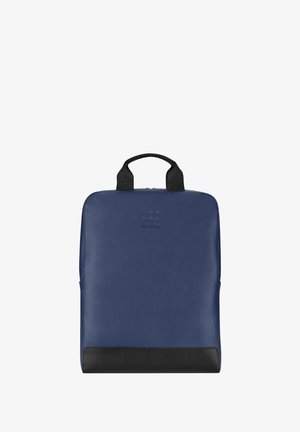 Zaino in pelle blu con texture liscia, fondo nero, manico superiore e chiusura con zip. Dettaglio logo impresso sulla parte anteriore.