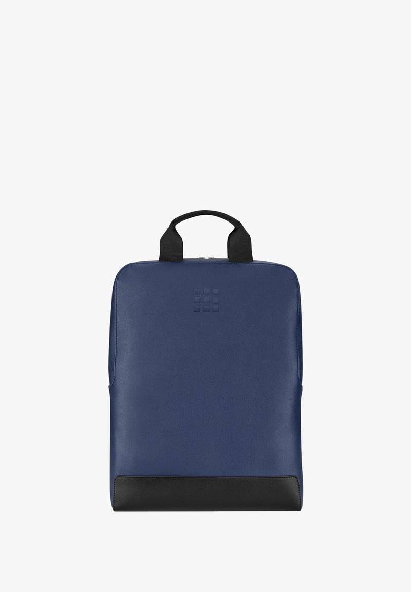 Zaino in pelle blu con texture liscia, fondo nero, manico superiore e chiusura con zip. Dettaglio logo impresso sulla parte anteriore.