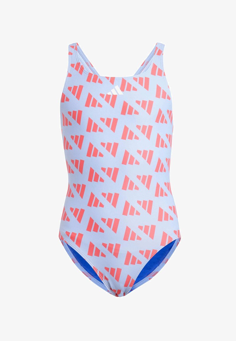 Lichtblauwe eenstuk zwempak met een rood geometrisch driehoekpatroon en een witte Adidas-logo gecentreerd op de borst.