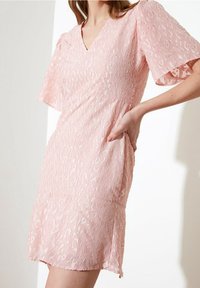 Trendyol Cocktailklänning - pink