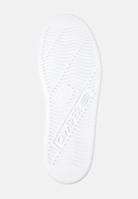 Suola di scarpa in gomma bianca con motivo ondulato testurizzato, con logo "Camper" visibile e scanalature per trazione. Superficie complessivamente liscia.