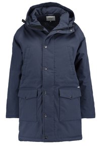 Parka acolchada de color azul marino con capucha, cierres de botón en la parte delantera, dos grandes bolsillos con solapa y una textura de tela suave y resistente al agua.