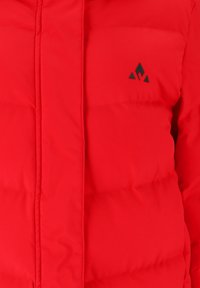 Czerwona kurtka puchowa o pikowanej fakturze, z czarnym trójkątnym logo na lewej piersi. Zamek błyskawiczny i zaprojektowana z myślą o izolacji.