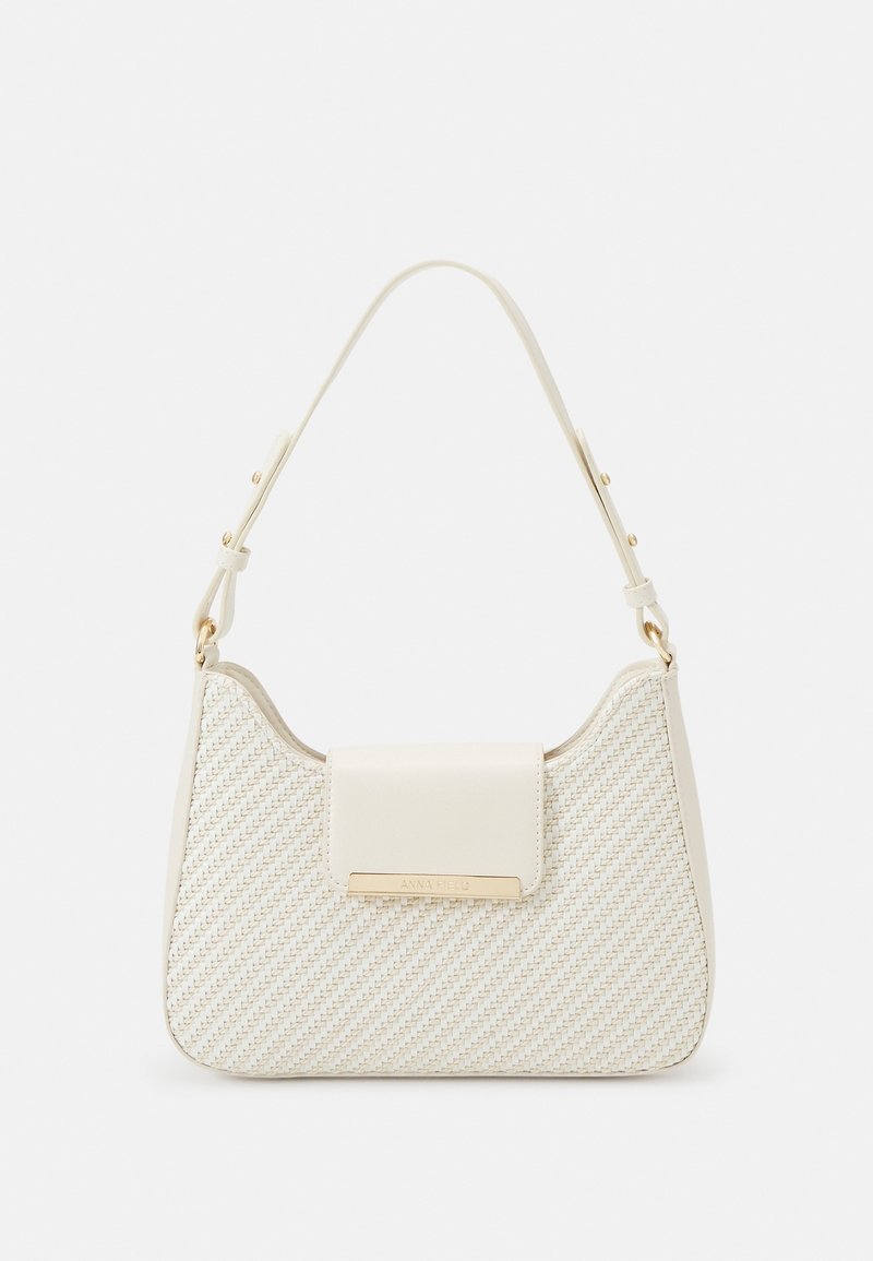 Valkoinen käsilaukku, jossa on kudottu tekstuuri, sileät keinonahkaiset yksityiskohdat, kullanväriset metalliosat ja irrotettava olkahihna. Mukana läppäsuljin.