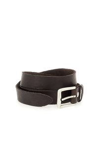 Cintura in pelle marrone con una fibbia rettangolare in argento, caratterizzata da una superficie liscia e bordi leggermente arrotondati.