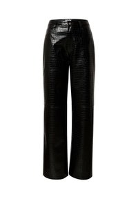 Schwarze Fake-Leder-Hose mit weitem Bein, glänzender Oberfläche und geprägtem Krokodilsmuster; verfügt über ein klassisches Fünf-Taschen-Design und einen Frontknopf.