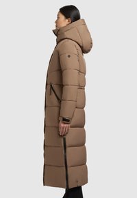 Lange, bruine donsjacket met een capuchon, met gekwilde secties, verticale ritsen op de zakken en een gladde textuur.