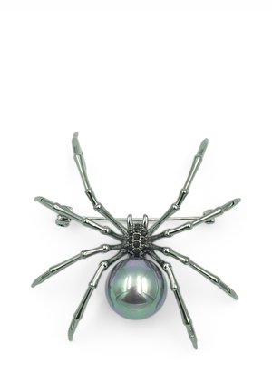 Spilla a forma di ragno in argento con zampe dettagliate e una grande perla nera iridescente come addome del ragno su sfondo bianco.