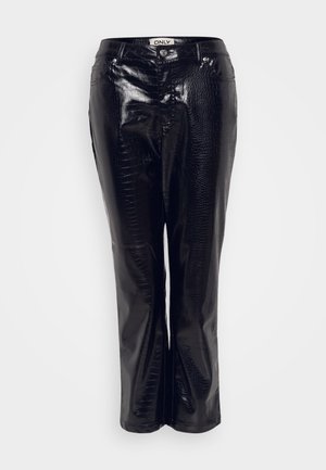 Crne hlače od umjetne kože s krokodil teksturom, s ravnim nogavicama i prednjim gumbom za zatvaranje.