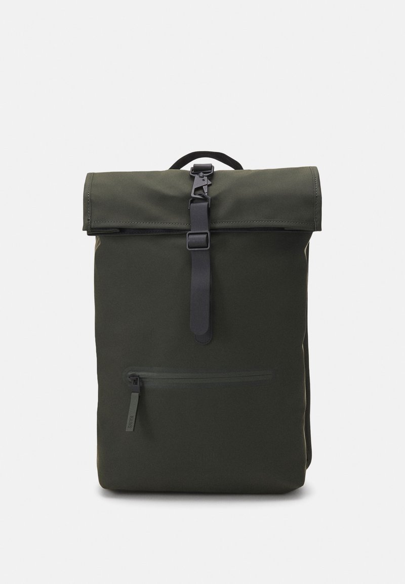 Un sac à dos vert foncé en tissu résistant, doté d'un design à rabat, d'une fermeture à boucle noire et d'une poche zippée à l'avant.