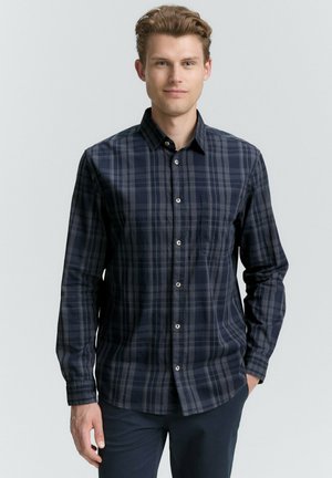 Donkerblauwe geruite overhemd met een knoopsluiting, lange mouwen en een enkele borstzak, met witte knopen en een gladde textuur.