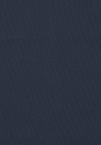 Marineblauem Stoff mit feinem, strukturiertem Webmuster. Die Oberfläche ist gleichmäßig und glatt und weist einen dezenten Glanz auf. Geeignet für verschiedene Anwendungen.