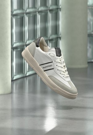 Valentino SATURNO - Baskets basses - white/black