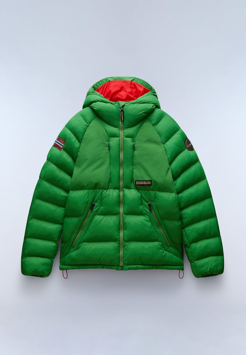 Giacca a vento verde con zip frontale, cappuccio e fodera rossa. Include tasche con zip e un patch con logo sulla manica. Tessuto spesso e trapuntato.