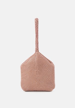Petit sac bracelet rose blush couvert de sequins ronds avec une poignée en boucle sur fond blanc.