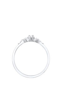 Anello d'argento con una banda liscia e un design a ciuffo di sei gemme nella parte superiore, ognuna con una superficie sfaccettata per un ulteriore luccichio.