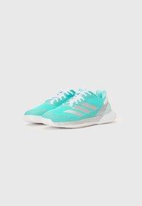 Türkise Sportschuhe mit einem Mesh-Obermaterial, ausgestattet mit silbernen Streifen und weißen Schnürsenkeln. Gummisohle und strukturiertes Design für besseren Halt.