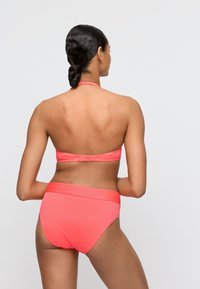 Kirkkaan pinkki bikinit, joissa on kaulasta solmittava design, poimuinen pintakuvio ja säädettävä hakaski takana; korkeavyötäröiset alushousut.